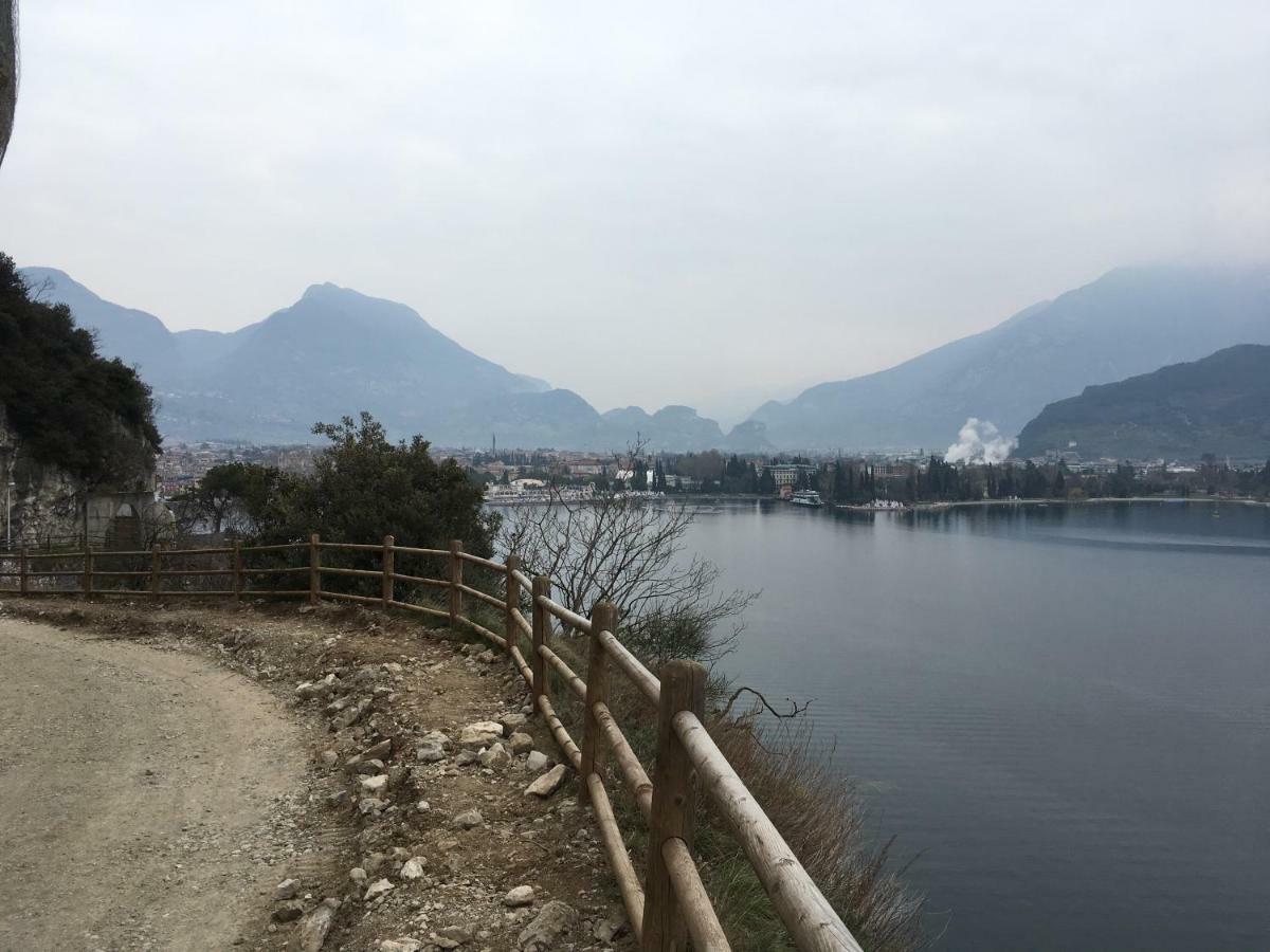 Appartamento Al Lago 加尔达湖滨 外观 照片